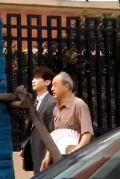 网友爆料剧组大爷视频,网友爆料视频展现幕后英雄瞬间